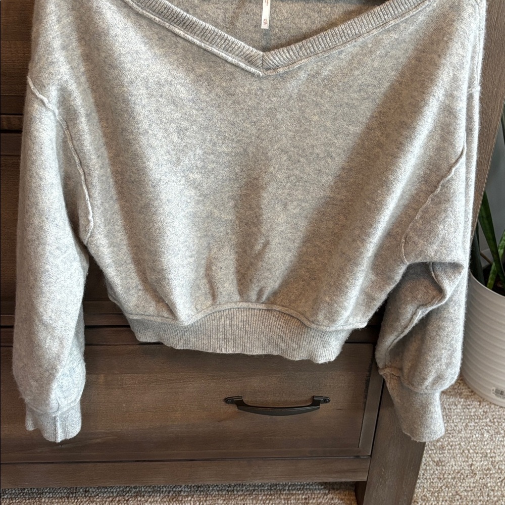 Free People Light Gray V-Neck Cropped Sweater 100% Cashmere - Picture 8 of 12